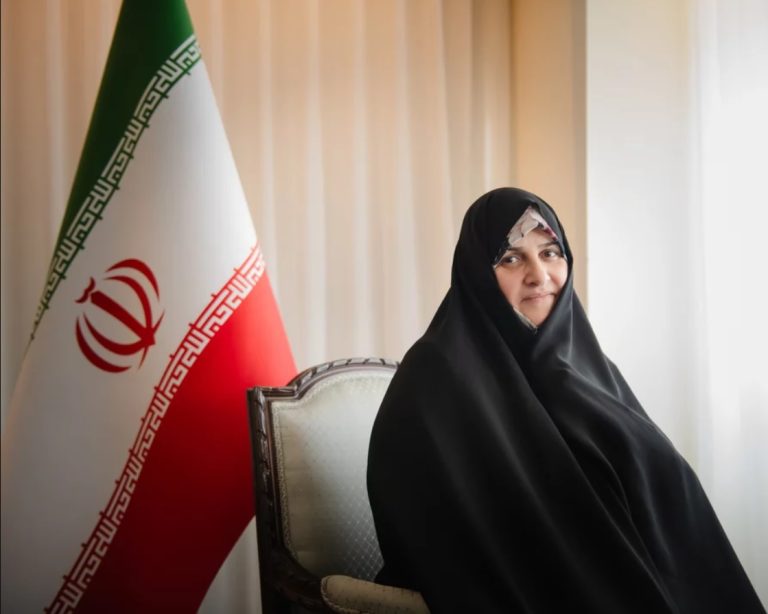 نمل یونیورسٹی  نے ایران کی خاتون اول کو ڈاکٹریٹ کی اعزازی ڈگری دے دی