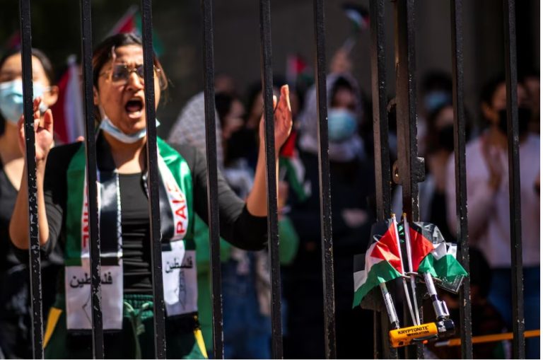 فلسطین کے حامی مظاہرین کو ہٹانے کے لیے پولیس بلانے پر کولمبیا یونیورسٹی کی صدر اور انتظامیہ کو شدید تقید کا سامنا