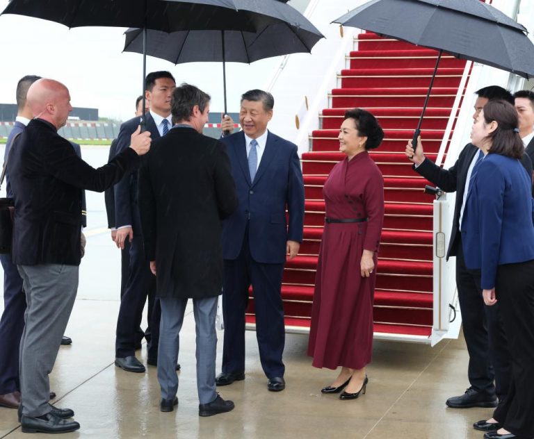 فرانسیسی وزیر اعظم نے چینی زبان میں “نی ہاؤ” کہہ کر چینی صدرشی کا خیرمقدم کیا