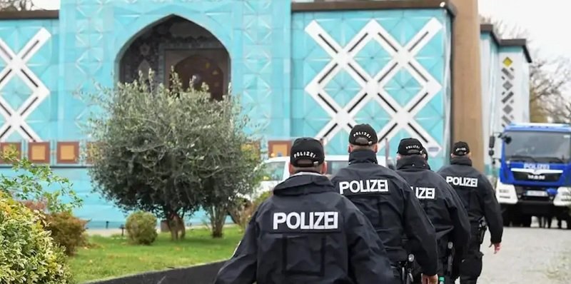 Germany has ordered the Iranian head of the Islamic Center Hamburg, Mohammad Miftah Hadi, to leave the country