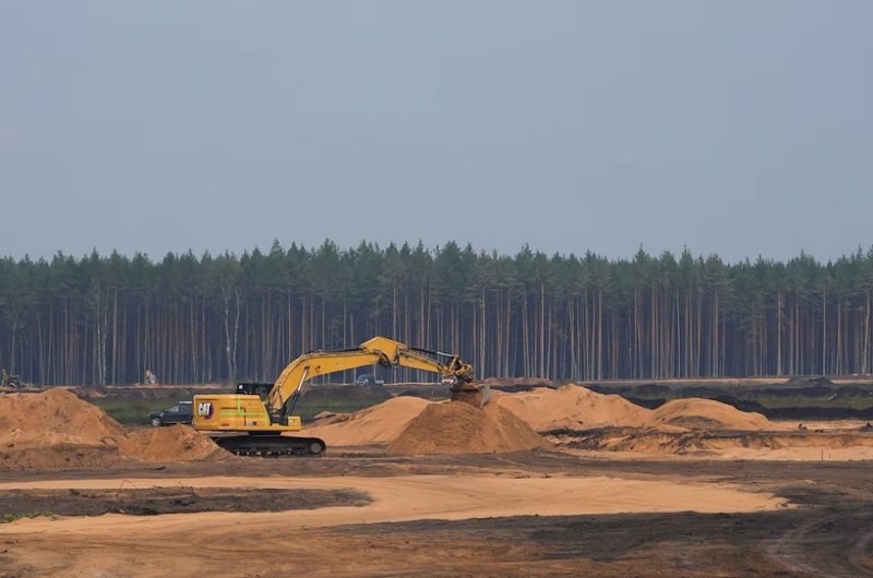 Lithuania begins building a base for German troops near the Russian border