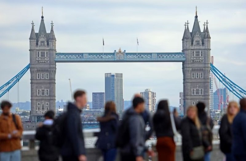 UK pay growth drops to lowest in nearly 2 years, joblessness falls